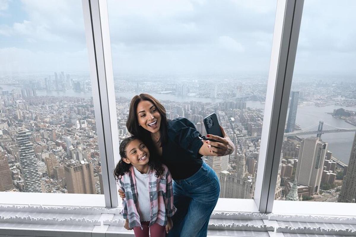eine Frau und ein kleines Mädchen stehen oben auf einem Turm