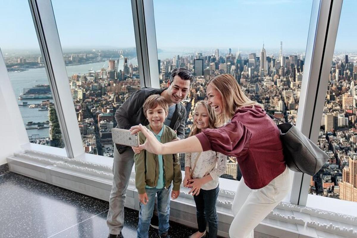 isang pamilya na tumitingin sa isang tablet sa tuktok ng isang skyscraper