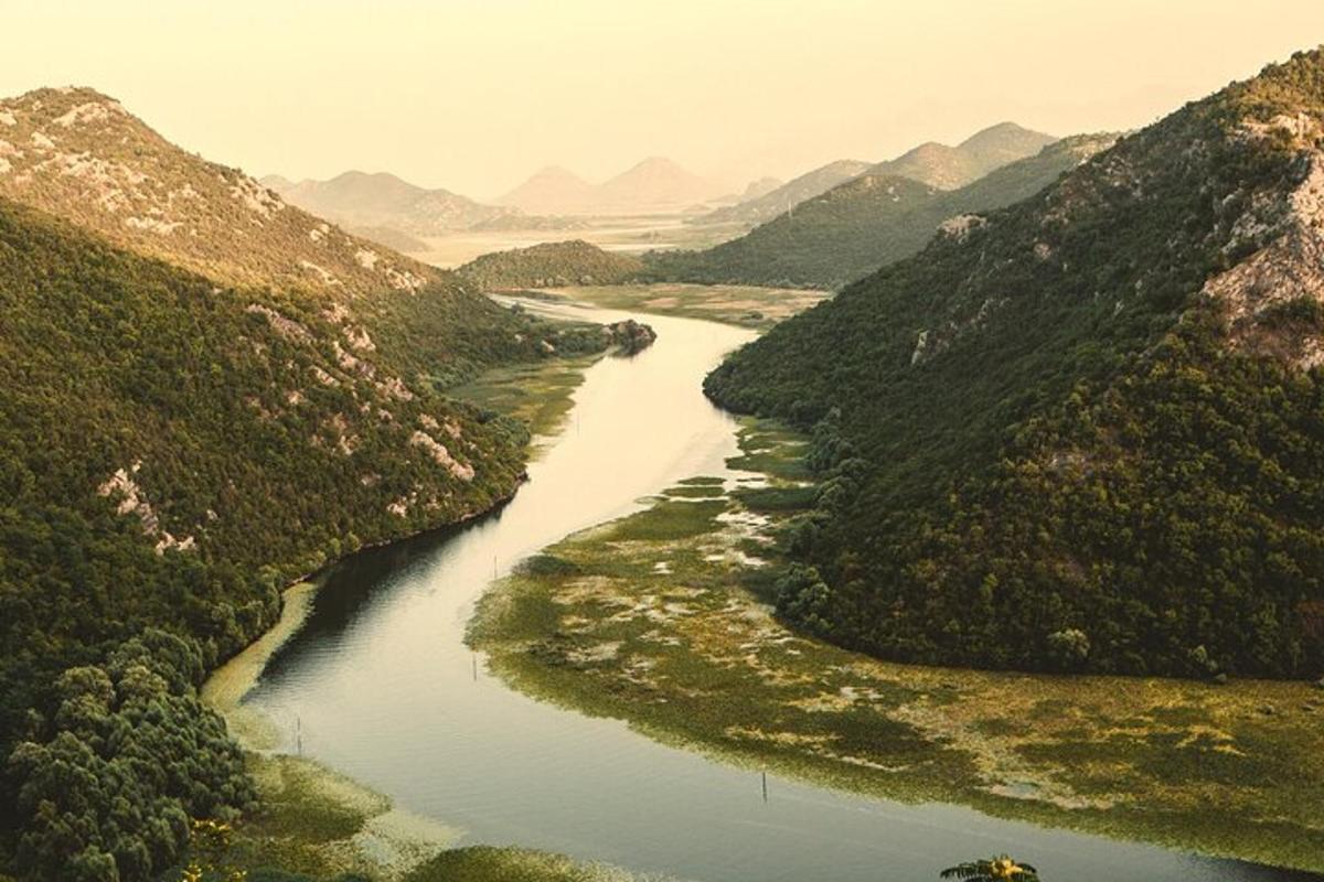 una vista aerea di un fiume tra due montagne