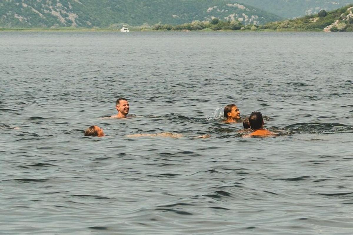 un gruppo di persone che nuotano nell'acqua