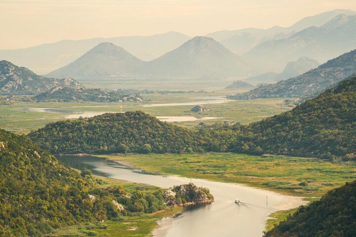 pemandangan sungai dengan latar belakang gunung