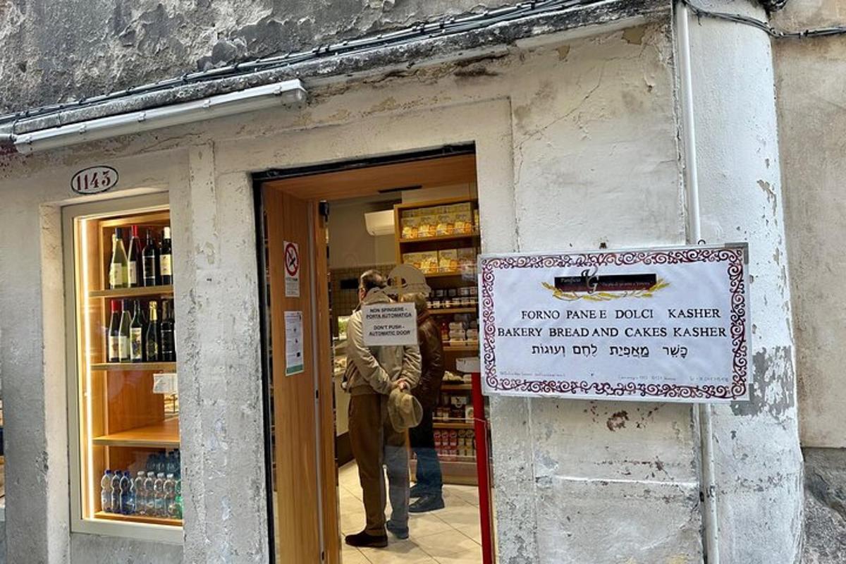 un paio di persone in piedi fuori da un negozio