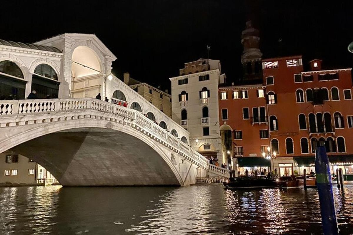 un ponte sopra un fiume in una città di notte