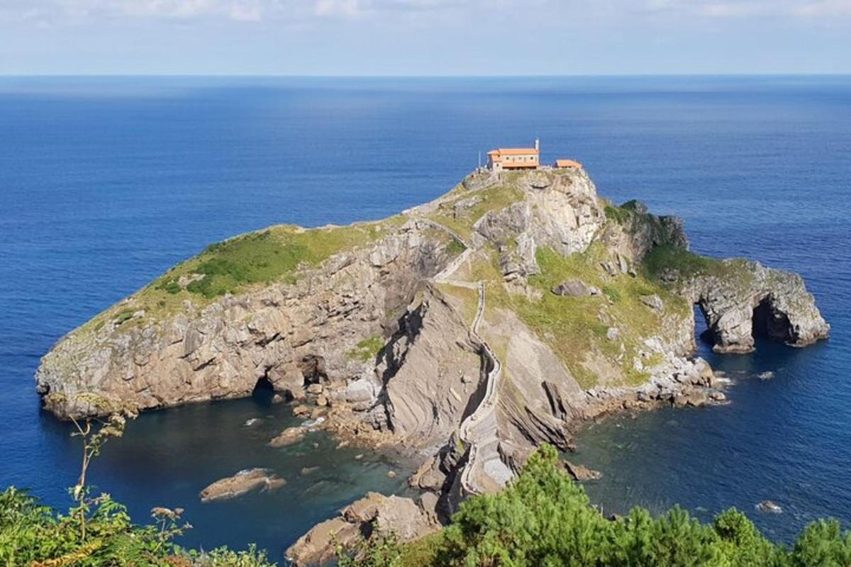 dům na vrcholu ostrova v oceánu