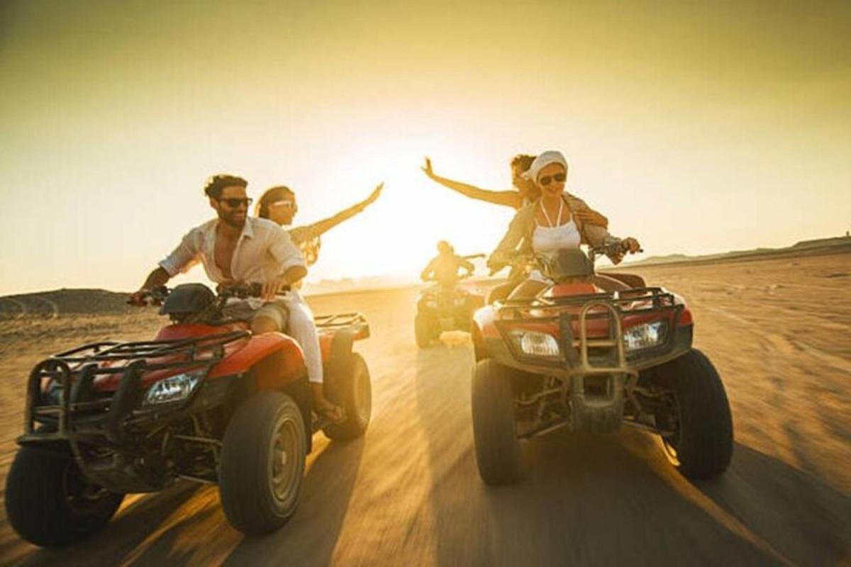 một nhóm người đi xe máy trong sa mạc