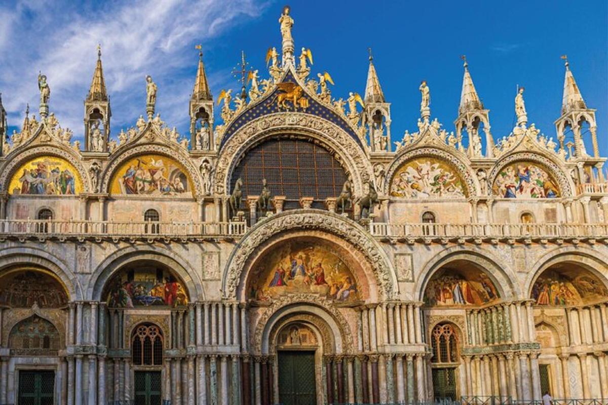 un grande edificio con molti dipinti sopra