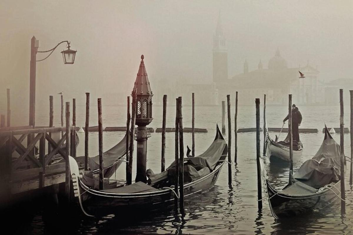 due gondole in acqua accanto a un molo