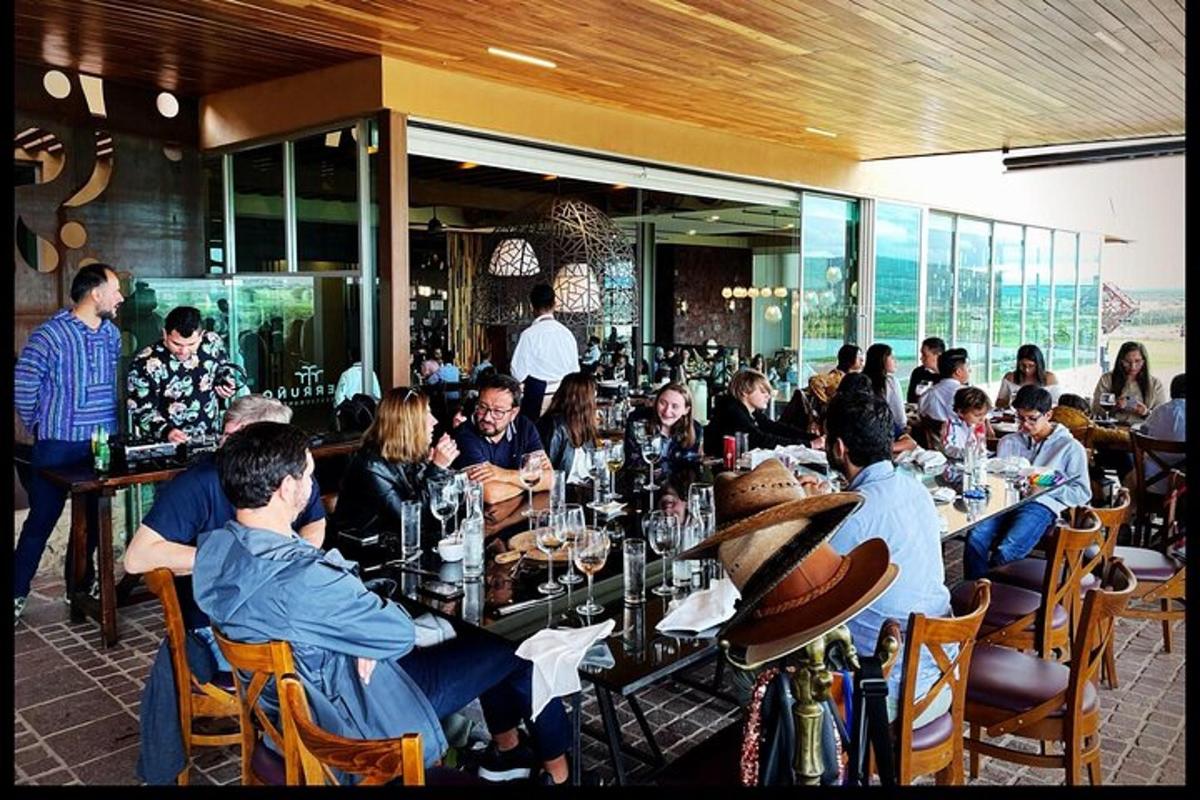 skupina lidí sedících u stolů v restauraci