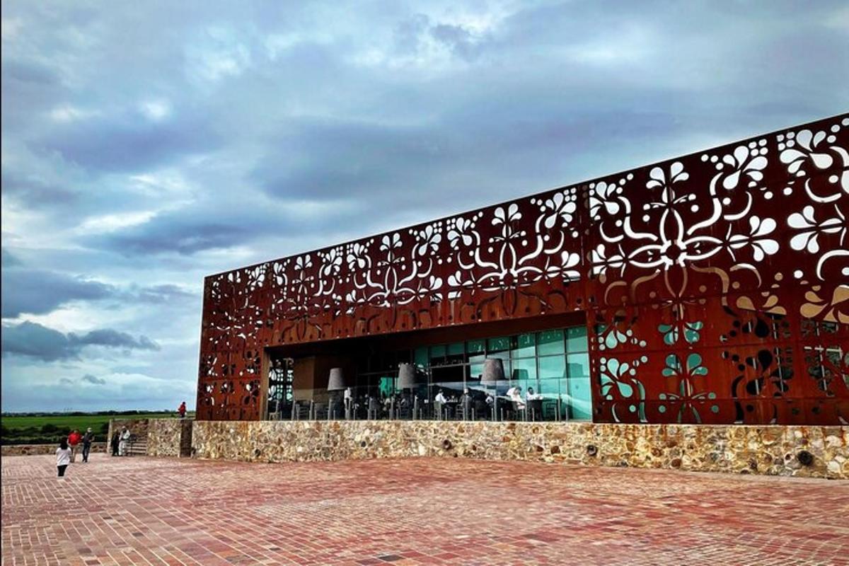 un edifici amb un patró vermell i blanc