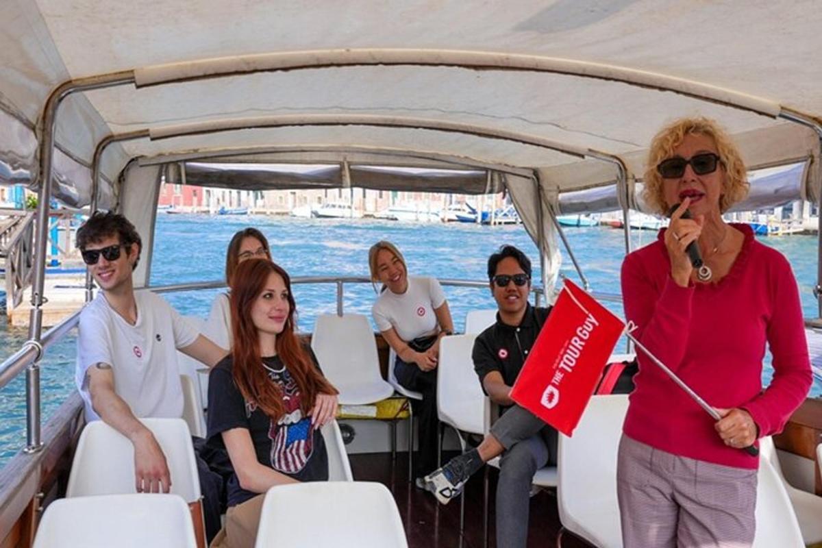 un gruppo di persone in barca