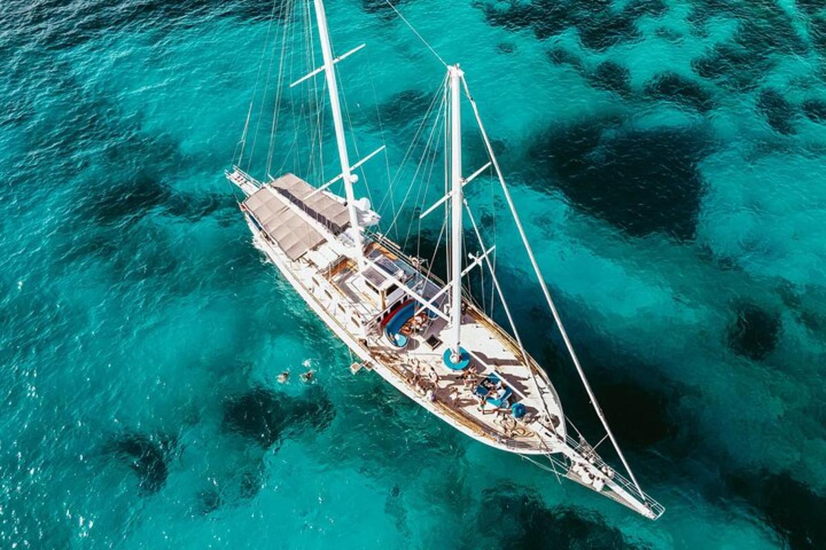 una barca che galleggia nell'acqua dell'oceano