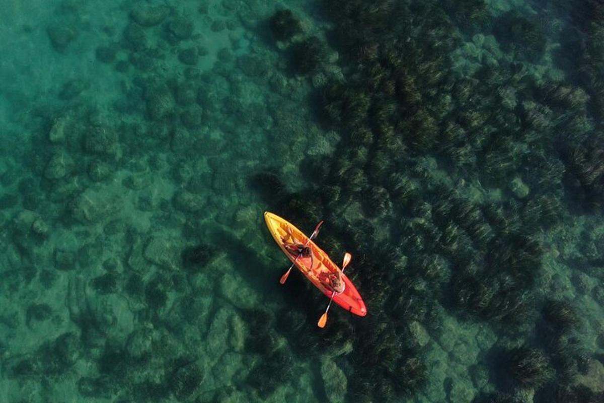 un kayak rosso e giallo nell'acqua
