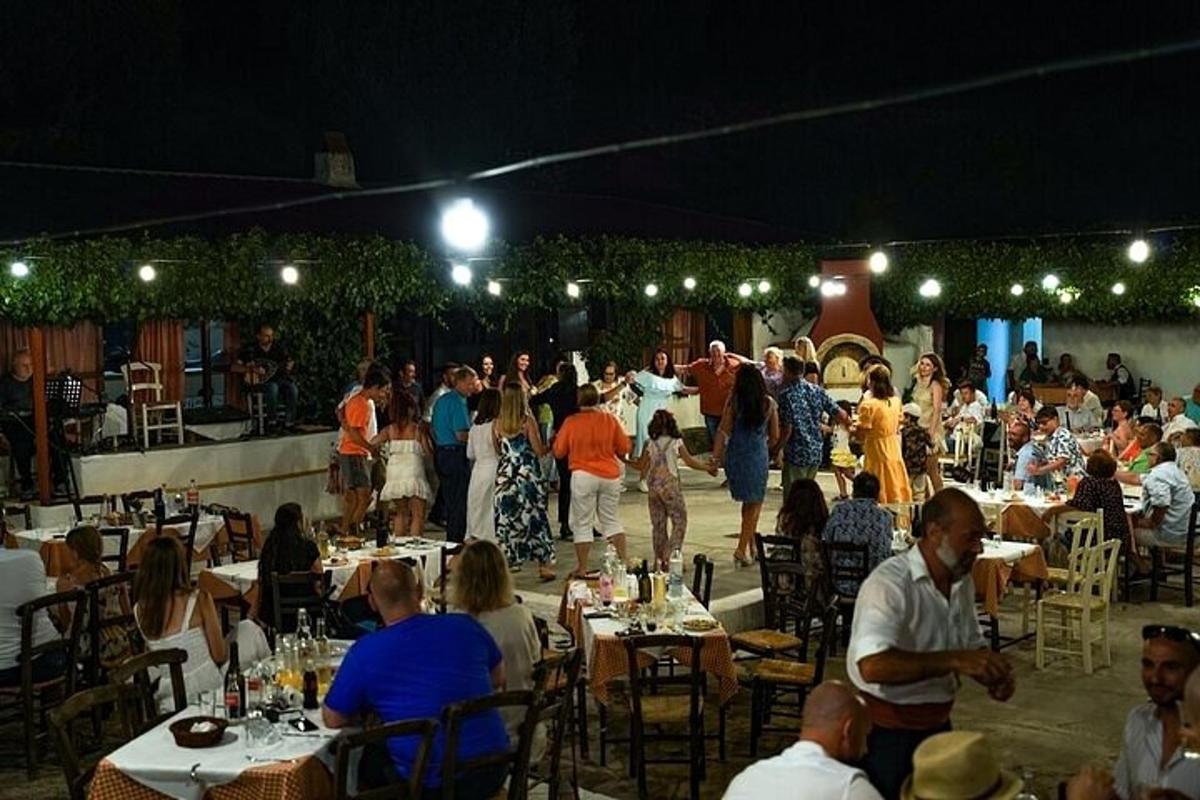 una folla di persone sedute ai tavoli durante una festa