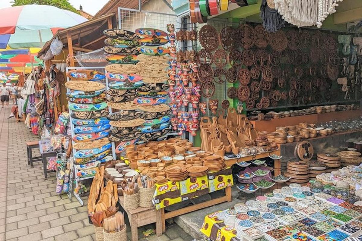 trh s rozmanitým zbožím vystaveným
