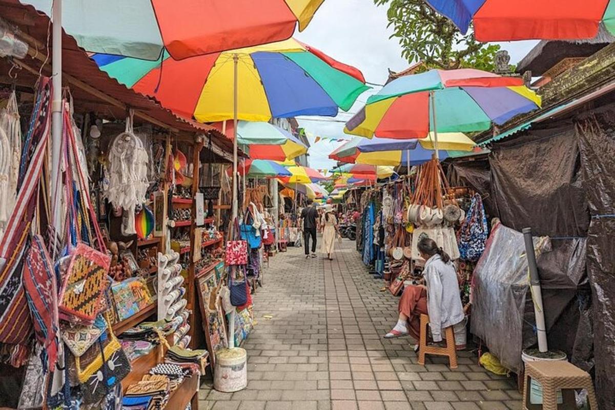o piață cu umbrele colorate și oameni care merg pe stradă