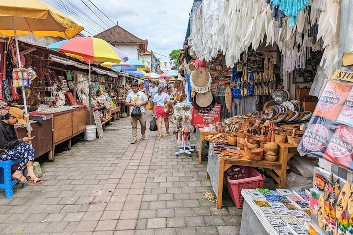 un grup de oameni care se plimbă printr-o piață în aer liber
