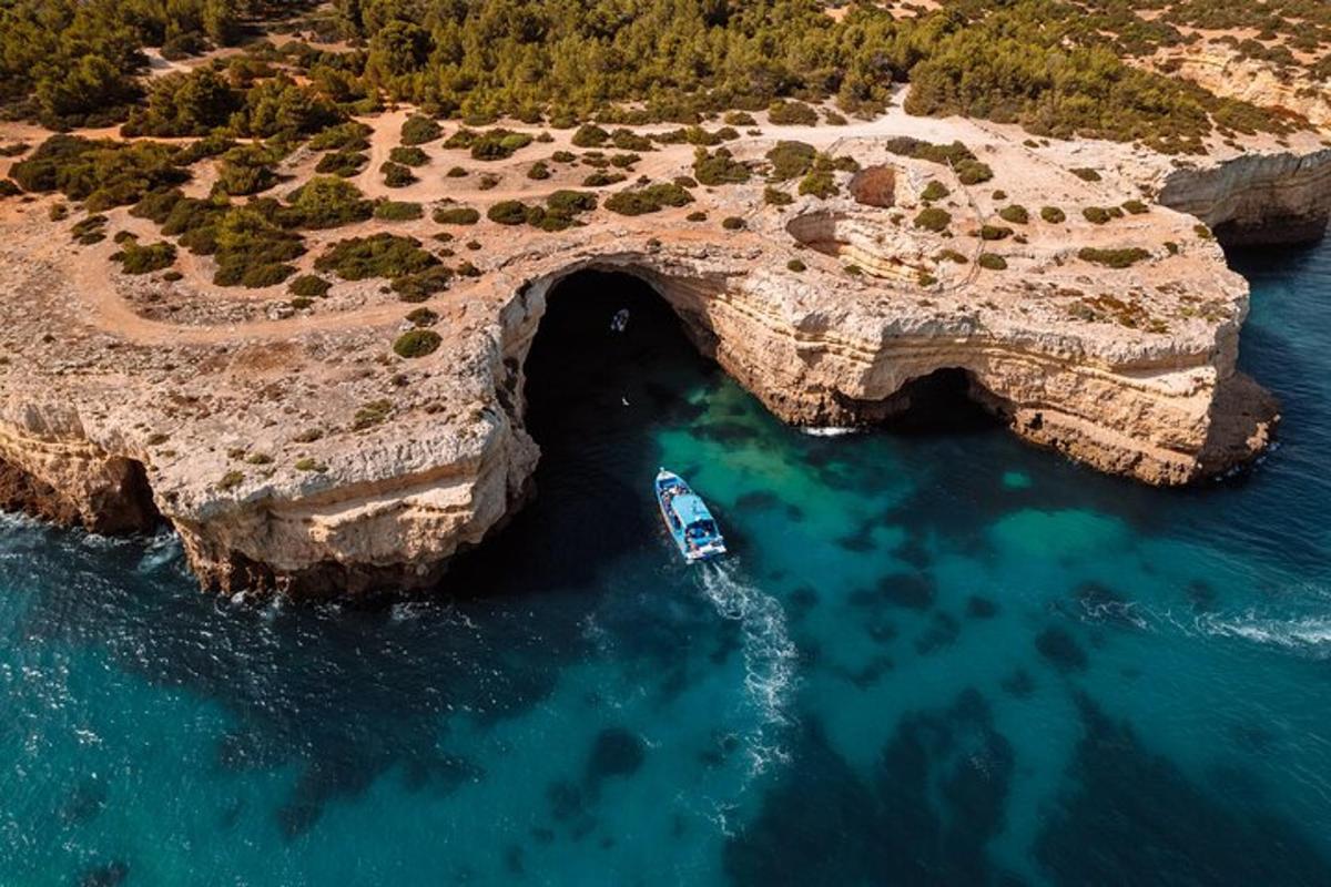 eine Insel mit einem Bogen im Wasser mit einem Boot
