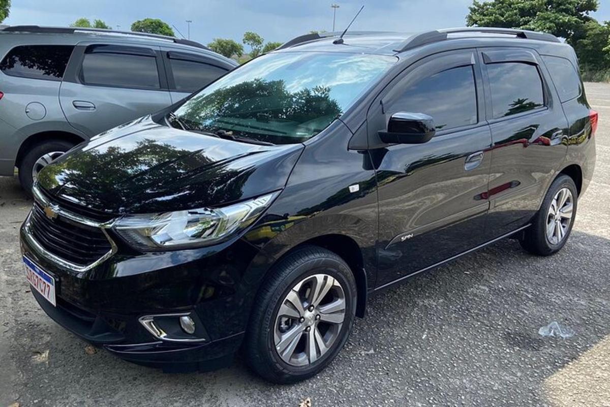 một chiếc xe suv màu đen đỗ trong bãi đậu xe