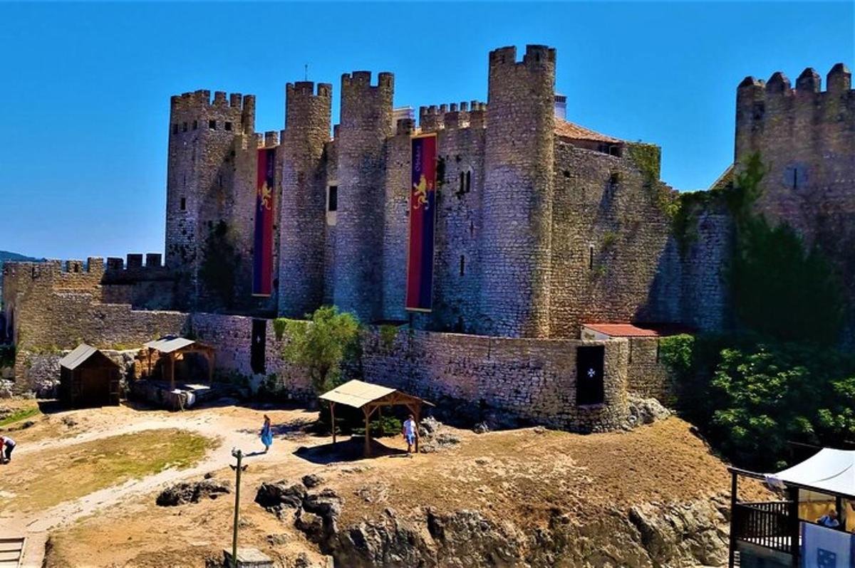 um grande castelo situado no topo de uma colina