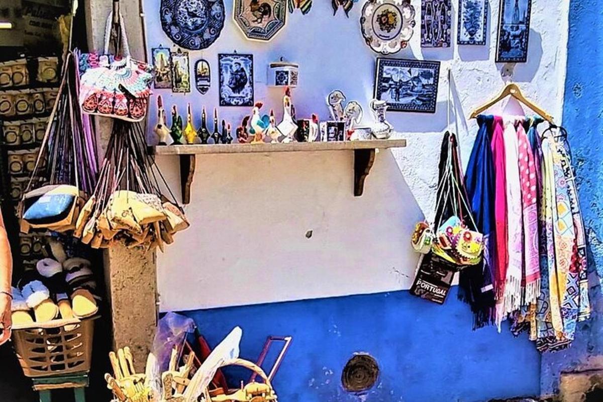 uma parede azul com uma prateleira e itens nela