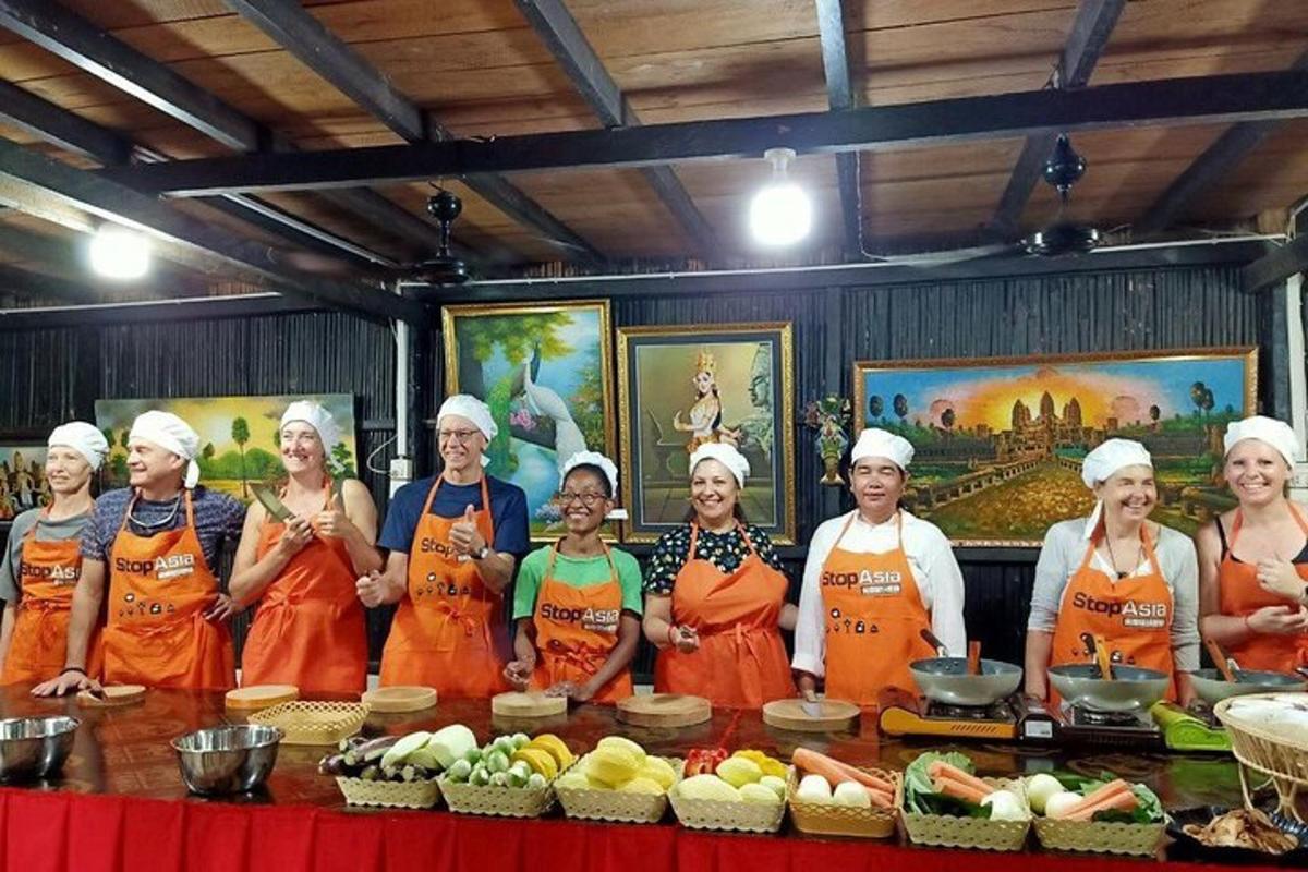 un gruppo di persone in piedi davanti a un tavolo con del cibo
