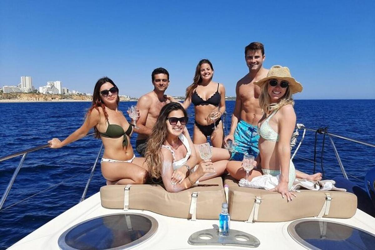 skupina ljudi v bikinijih na čolnu