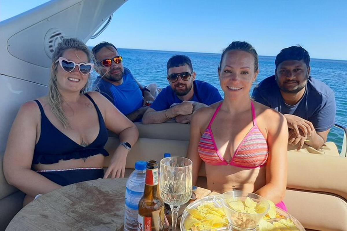 skupina ljudi, ki sedijo za mizo na čolnu
