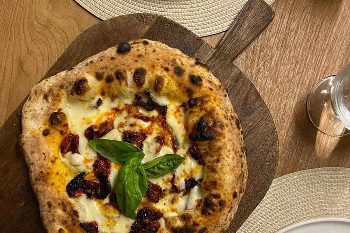 una pizza su un piatto di legno su un tavolo