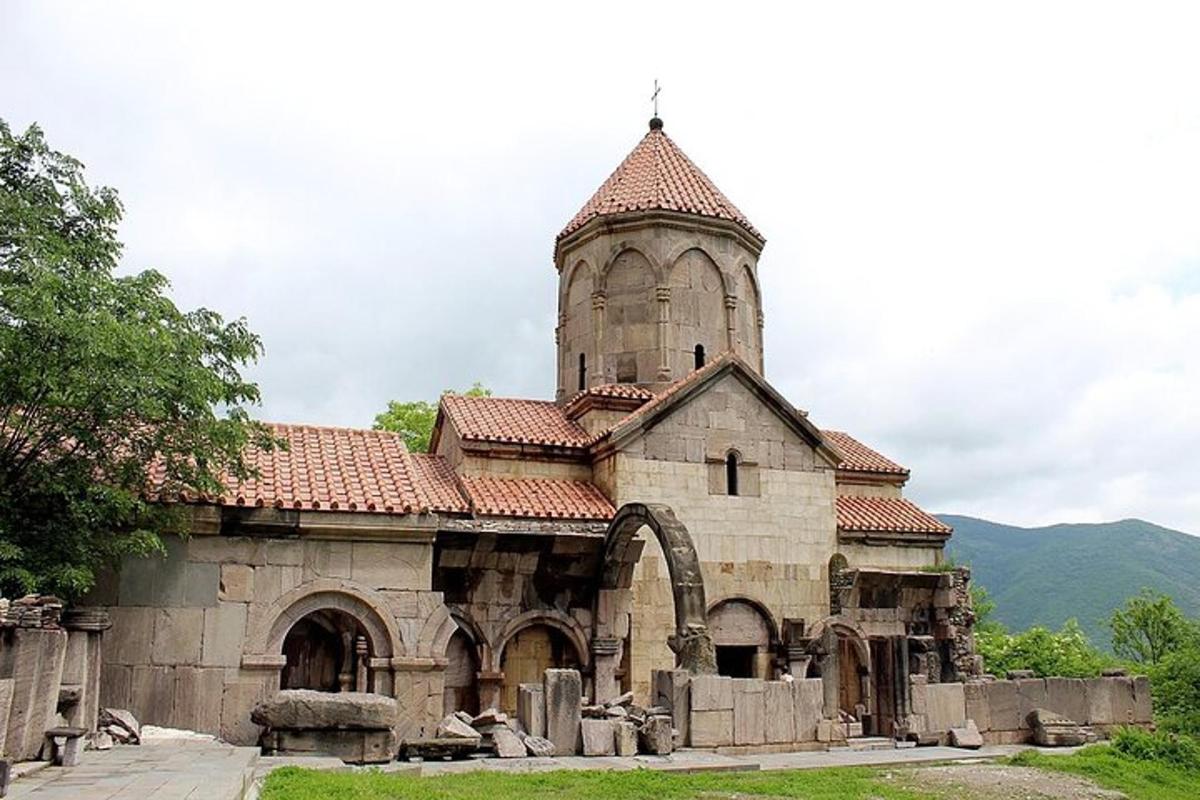 un vecchio edificio con una torre e una chiesa