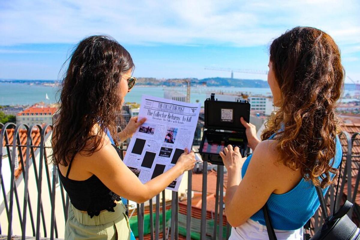 twee vrouwen staan op een balkon en kijken naar een krant