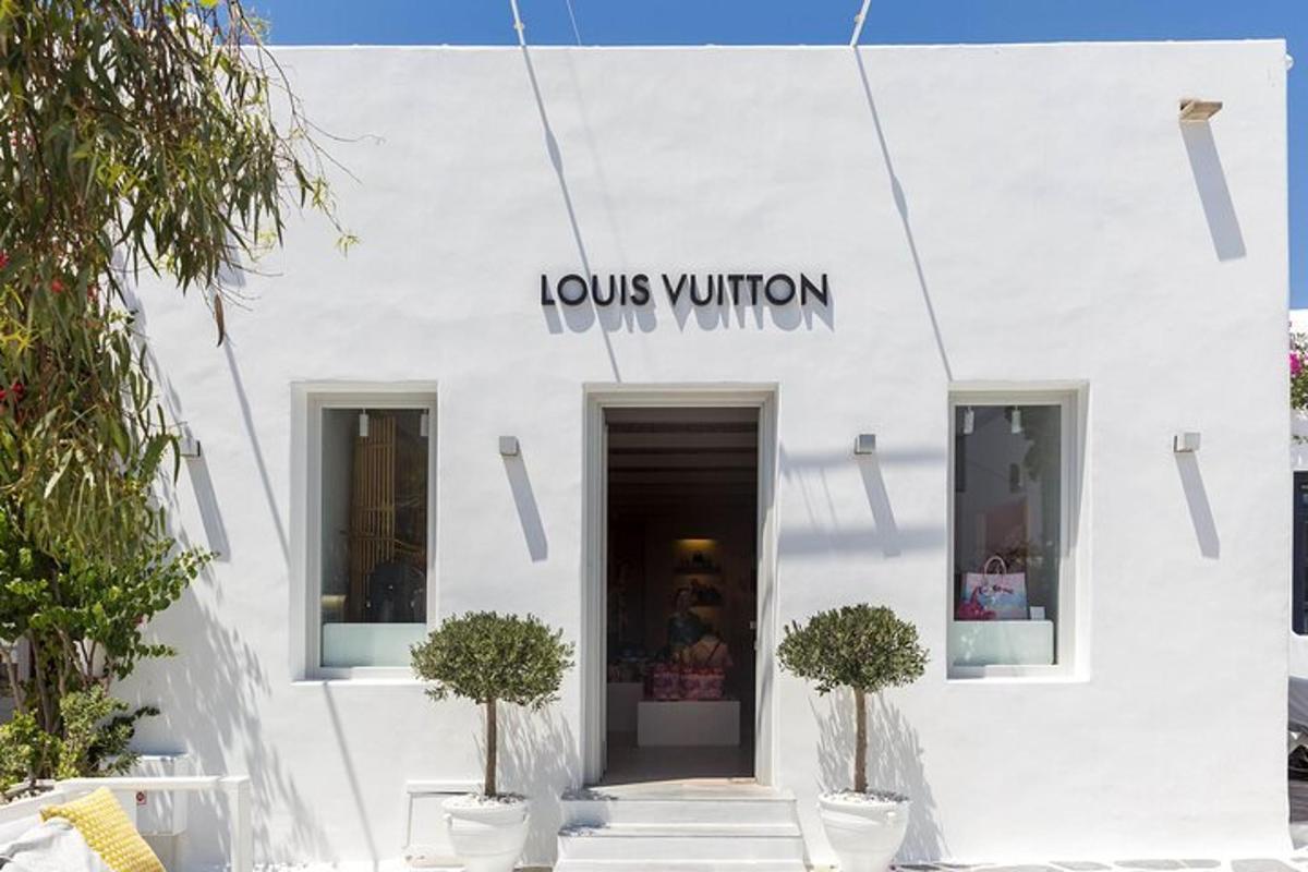 Louis Vuitton yazan bir tabelanın bulunduğu beyaz bir bina