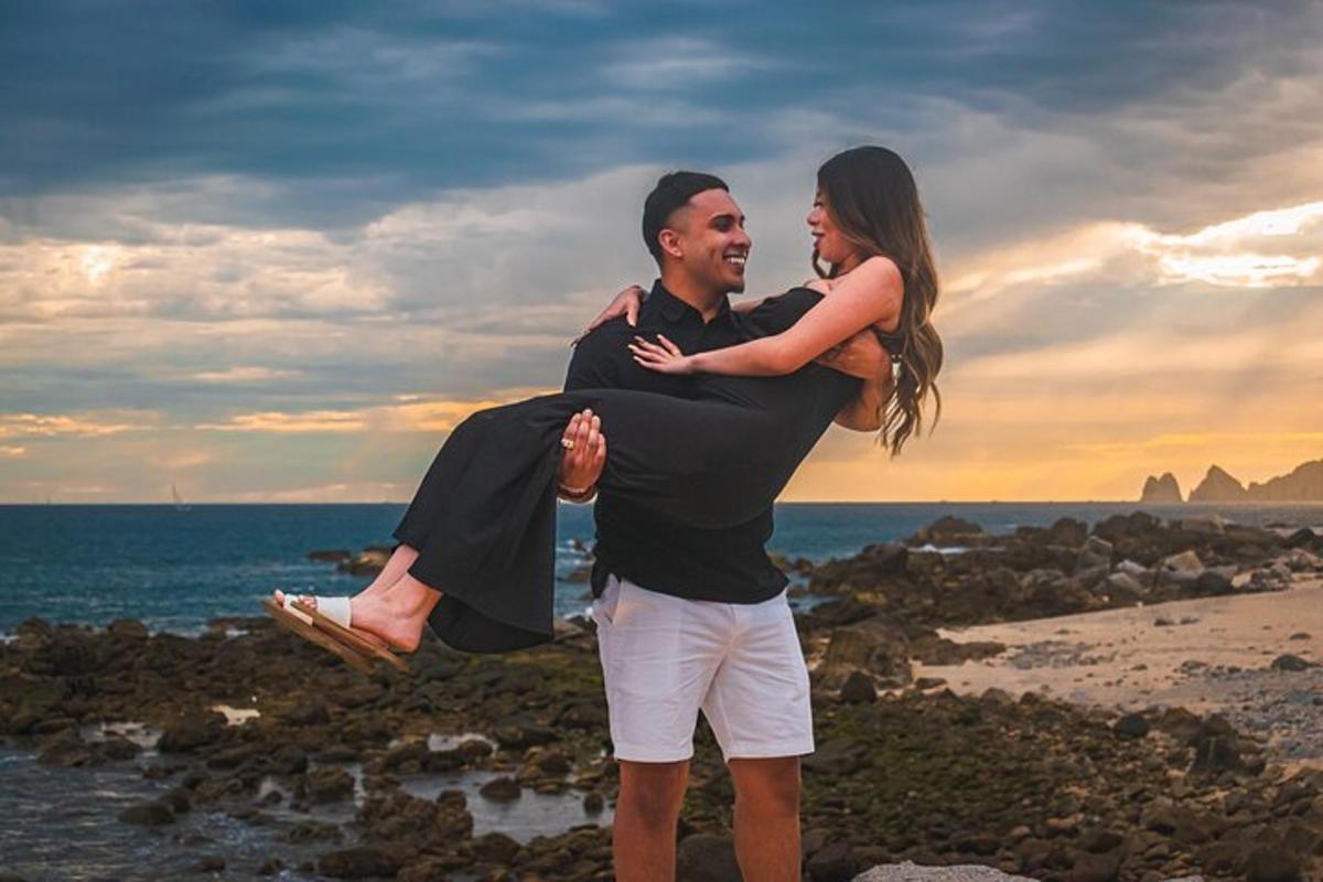 um homem e uma mulher em pé na praia
