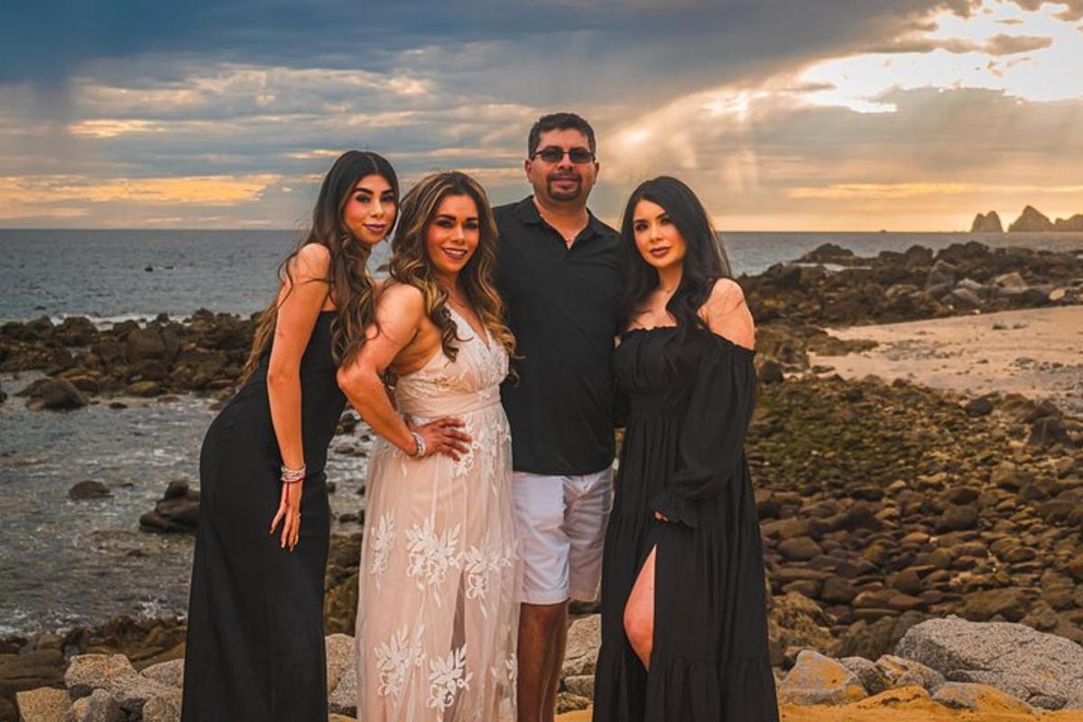 um grupo de pessoas em pé na praia