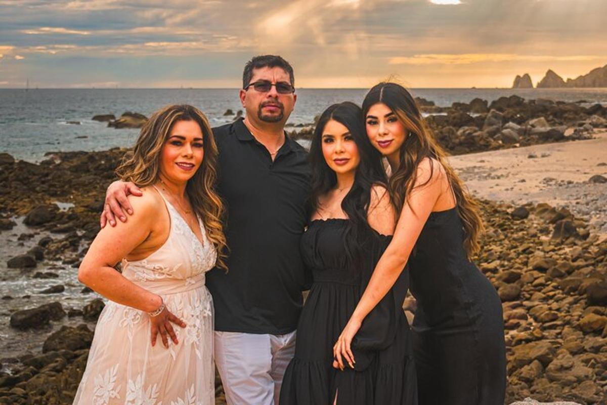 um grupo de pessoas em pé na praia