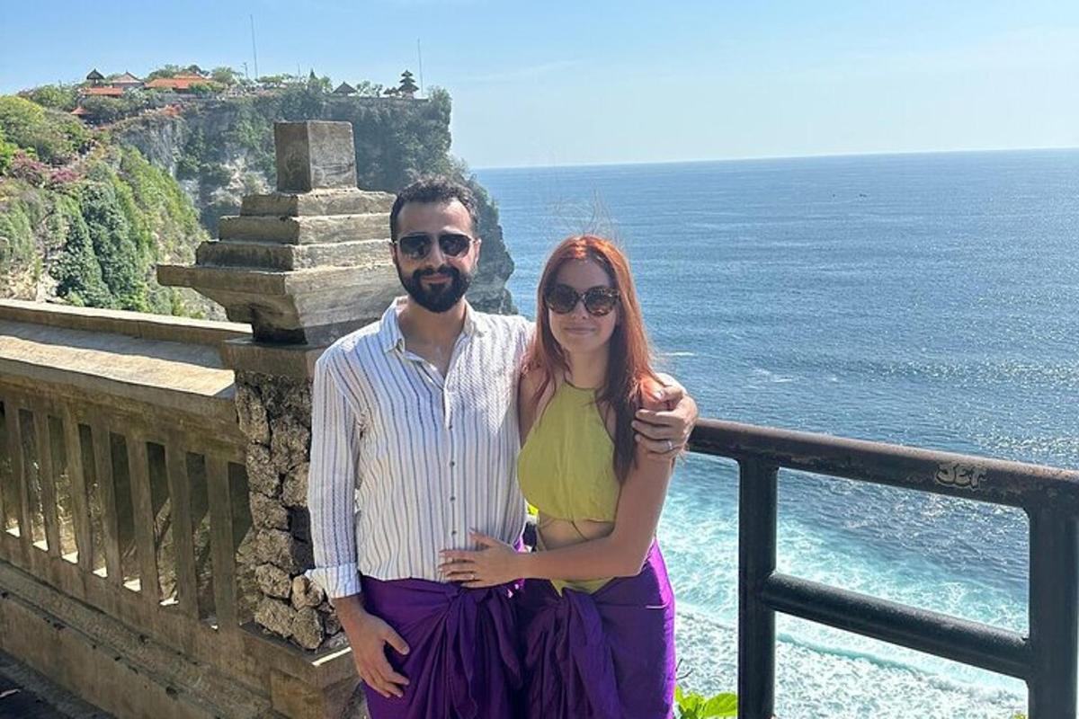 un uomo e una donna in piedi accanto all'oceano