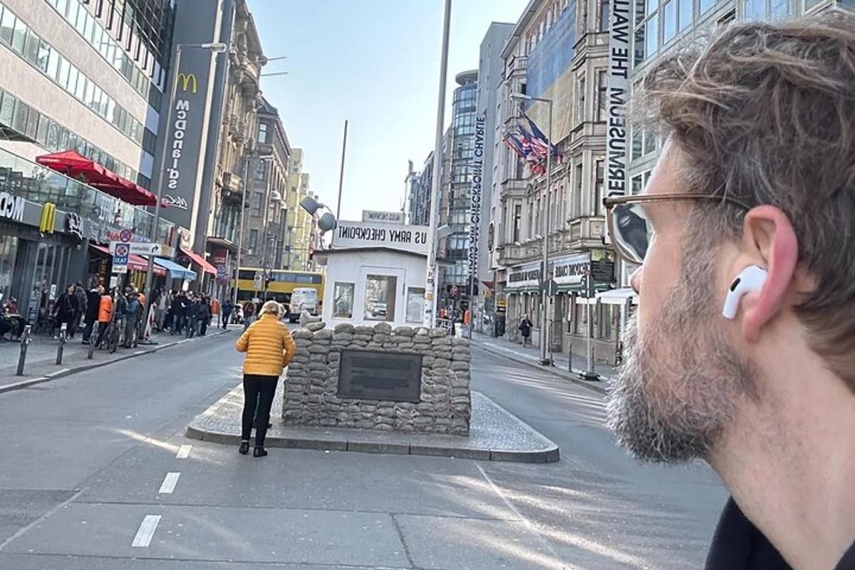 um homem falando ao celular em uma rua da cidade