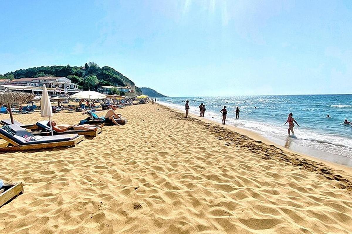 pantai dengan orang berbaring di atas pasir dan lautan