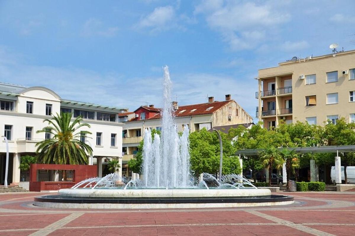 Una fuente en medio de un patio con edificios.