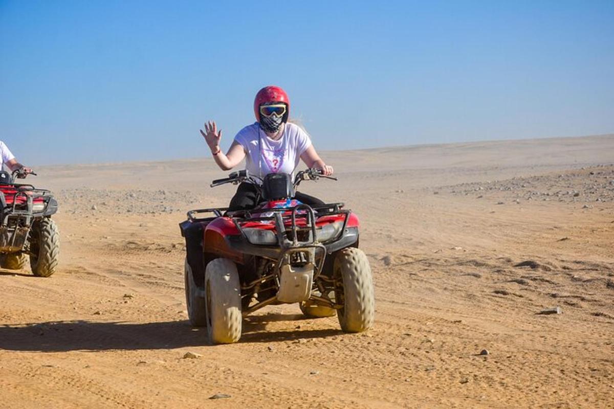 una persona en un quad al desert