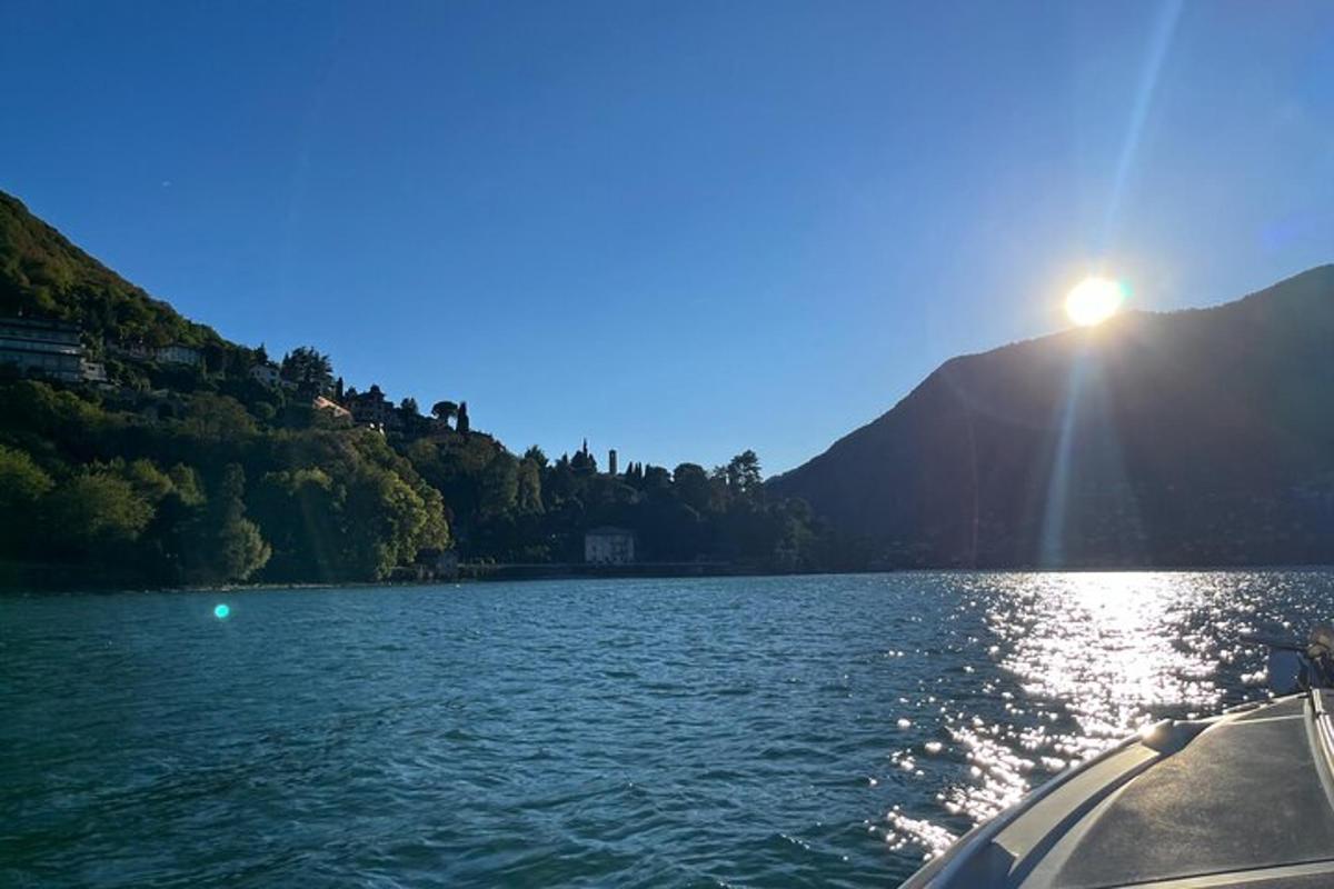 een boot op een meer met de zon die op het water schijnt