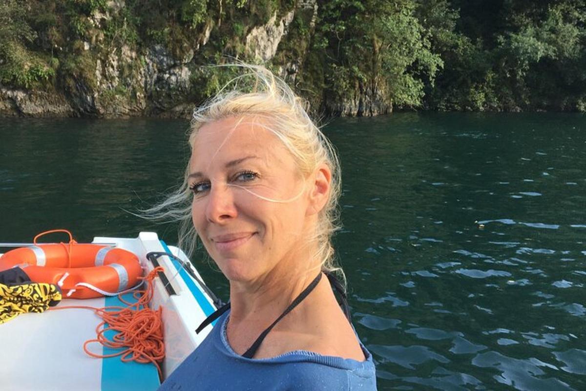 una dona en un vaixell a l'aigua