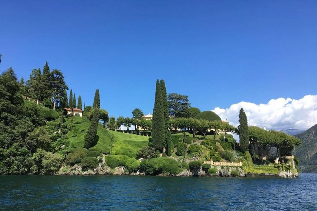 una illa al mig d'una massa d'aigua