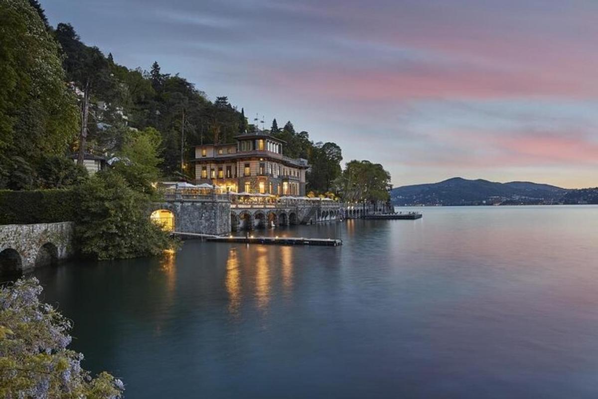 una gran casa a la vora d'un llac
