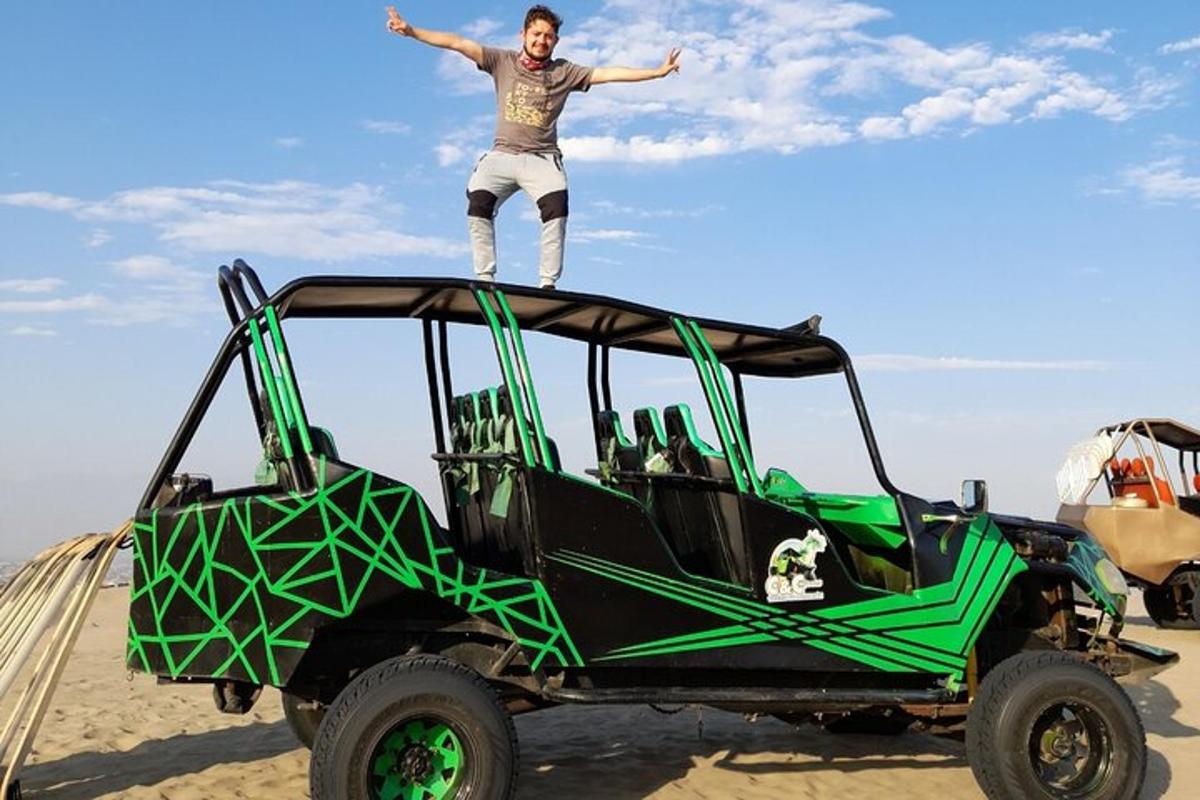 un uomo in piedi sul tetto di un quad sulla spiaggia