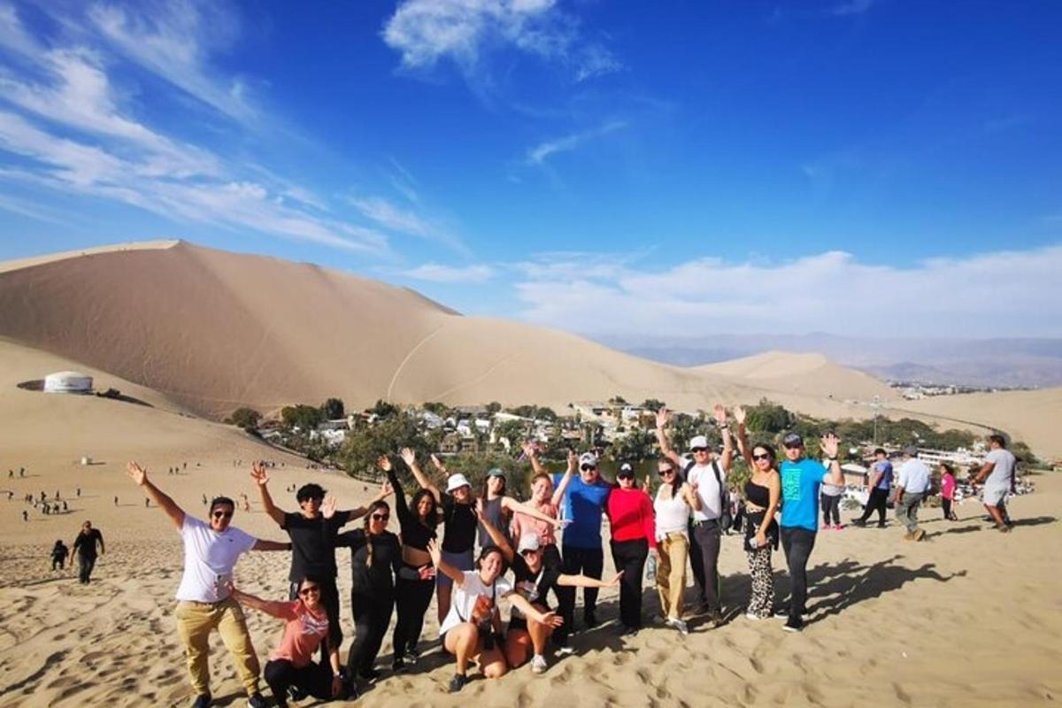 un gruppo di persone in posa per una foto nel deserto