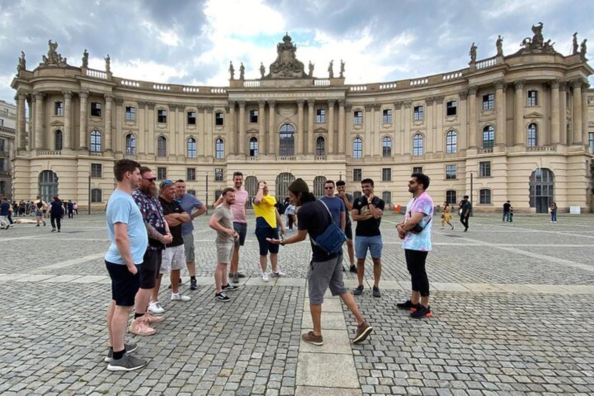 skupina lidí stojících před velkou budovou