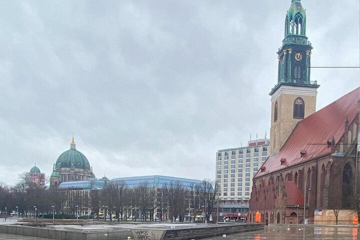 velká budova s hodinovou věží na vrcholu