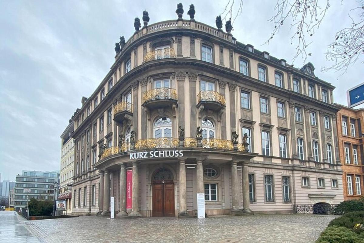 velká budova s cedulí na průčelí