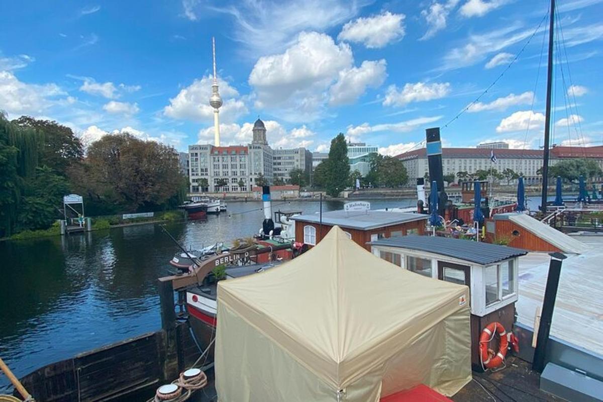 loď zakotvená v přístavu na řece