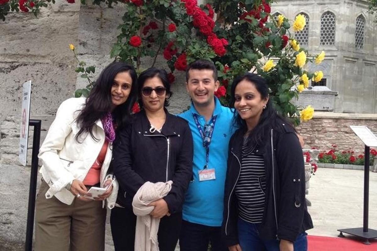 un gruppo di persone che posano per una foto
